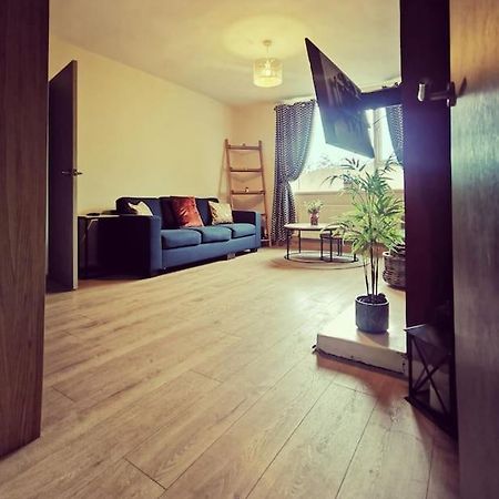 Entire 1 Bed Spacious Apartment, Private Balcony & Study Room Near City Whitehouse  Eksteriør bilde