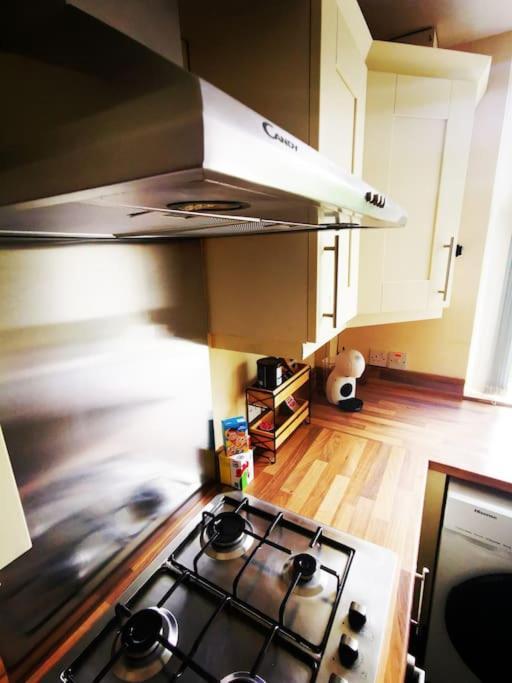 Entire 1 Bed Spacious Apartment, Private Balcony & Study Room Near City Whitehouse  Eksteriør bilde