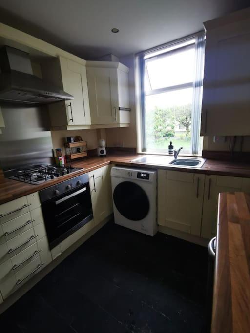 Entire 1 Bed Spacious Apartment, Private Balcony & Study Room Near City Whitehouse  Eksteriør bilde